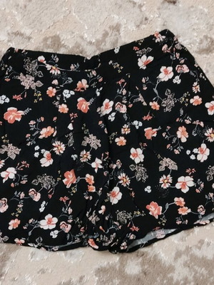 Floral shorts pajama like new, size M, black