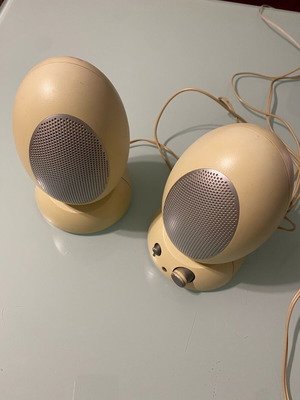 Shelf speakers used with compact size and standard jack