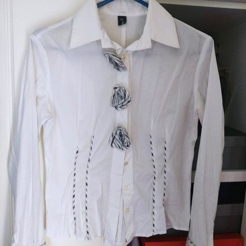 Forel white shirt with grey flowers like new