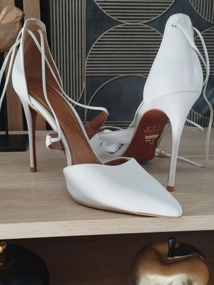 Carrano bridal sandals size 39 like new, beige