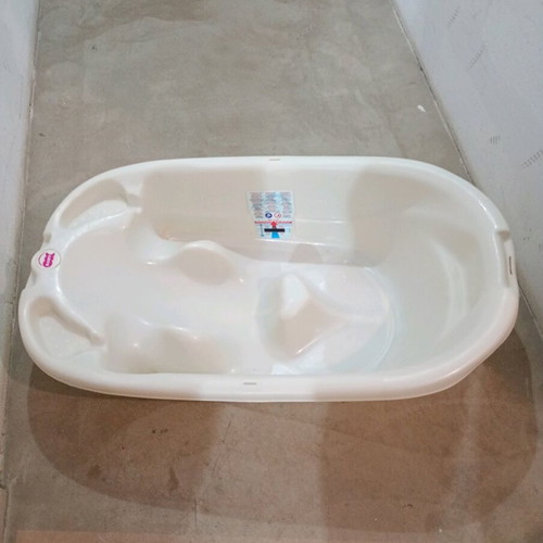 Baby bath tub like new OKBABY with 2 adjustable bases