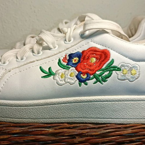Women's white athletic shoes No40 like new with embroidery