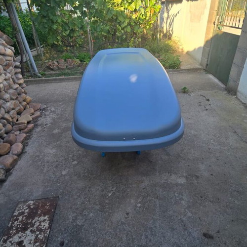 Car roof box with triple lock and two keys
