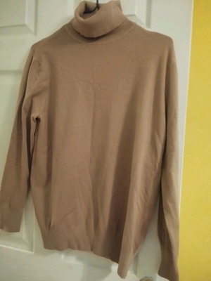 Beige turtleneck sweater like new, one size