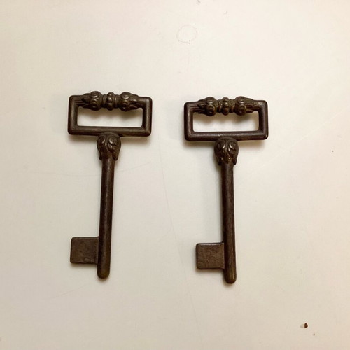 Vintage metal keys set of 6 used, Italy