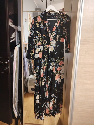 Zara floral dress like new, midi, black multicolor, pockets