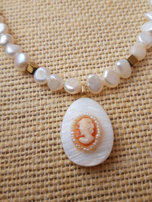 Handmade short necklace like new with freshwater pearls and cameo