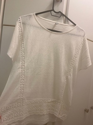 Stradivarius white t-shirt with embroidered lace medium intact