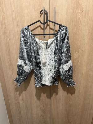 Anel blouse size large like new, white and blue