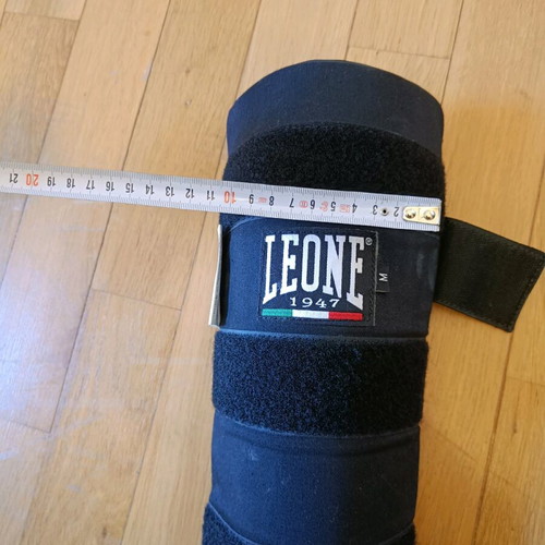Leone shin guards like new, size Medium