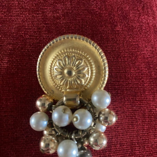Vintage dangling earrings like new, gold tone with pearls