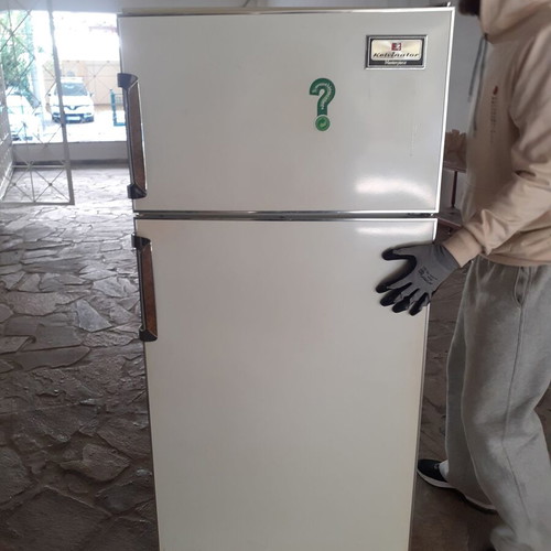 Kelvinator refrigerator freezer used, ideal for outdoor spaces