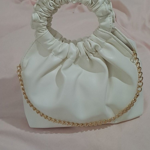 White faux leather bag with gold chain, new, hand and shoulder