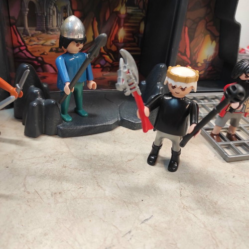 Playmobil Μεσαιωνικό Κάστρο Δράκου μεταχειρισμένο με Ιππότες και Πειρατή