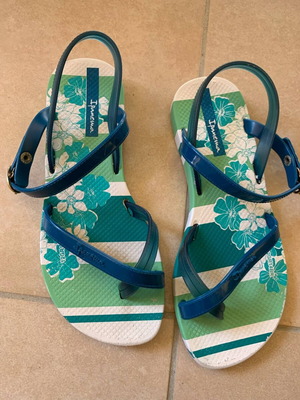 Ipanema sandals size 32 like new, blue and green