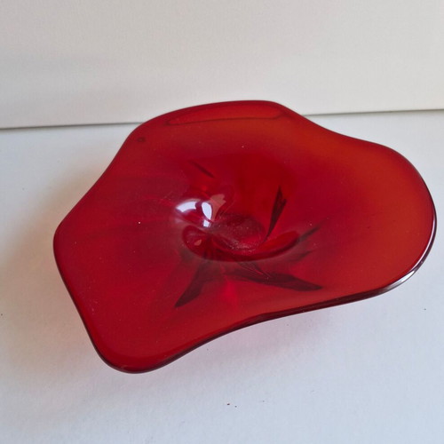 Red glass plate used, asymmetric design
