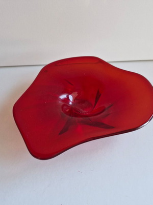 Red glass plate used, asymmetric design