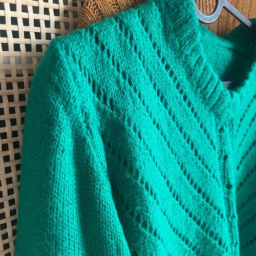 Wool knitted women's green sweater like new with V-neck