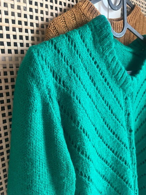 Wool knitted women's green sweater like new with V-neck