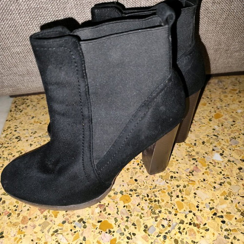 Black suede ankle boots size 38 with thick heel like new