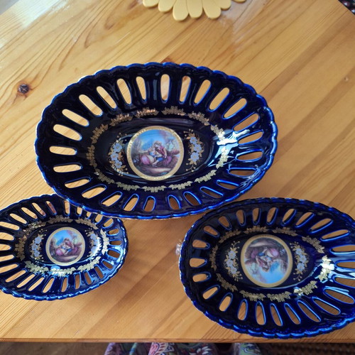 Set of three Japanese-style cobalt and gold fruit bowls