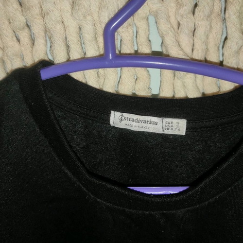 Sweatshirt used black with elastic cuffs and wide sleeves