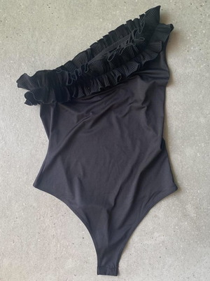 H&M thong bodysuit new, black elastic jersey with one shoulder and ruffles