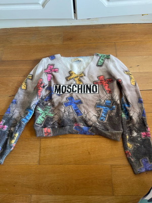 Moschino short sweater like new, gray with multicolor crosses