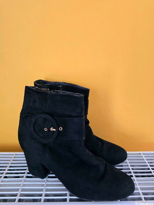Women's black suede ankle boot like new, size 40