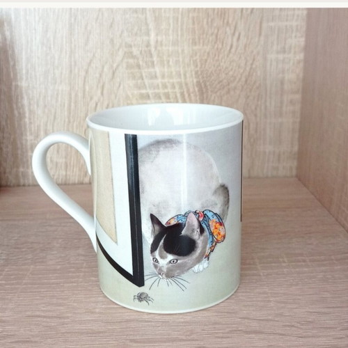 Collectible porcelain mug with Japanese cat painting like new