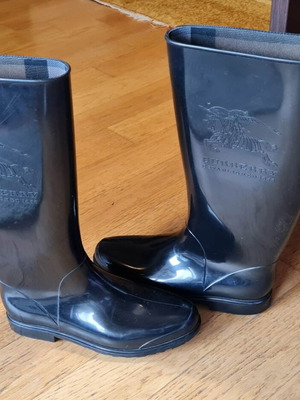 Burberry rain boots new, size 37, waterproof black