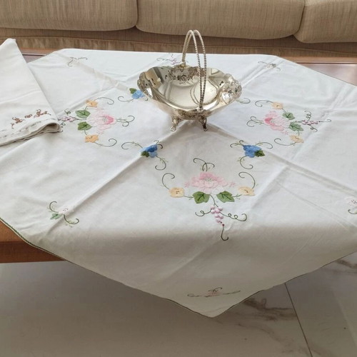 Vintage handmade embroidery set, like new, pack of 2