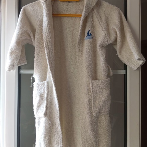 Bathrobe used, size 4, with stains that do not come off