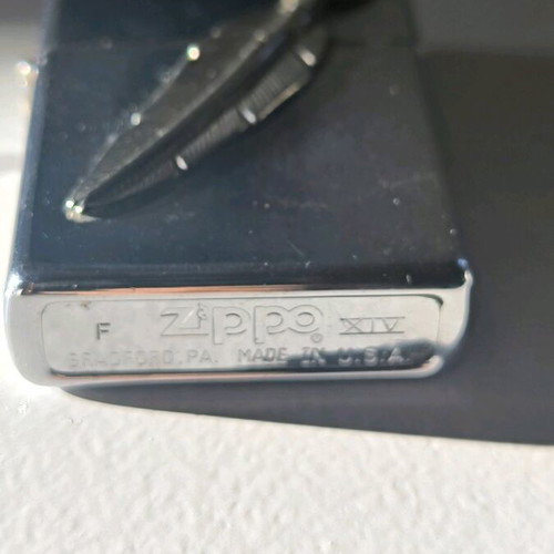Zippo lighter like new in excellent condition