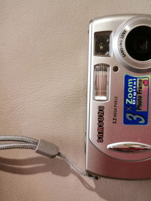 Samsung camera like new with AA batteries