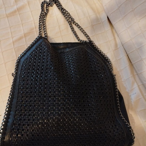 Black shoulder bag like new, synthetic leather with silver chains