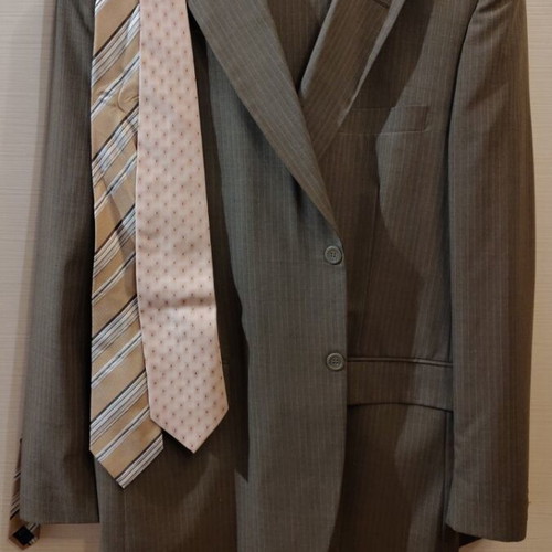 Men's suit new with 2 ties gift khaki-brown