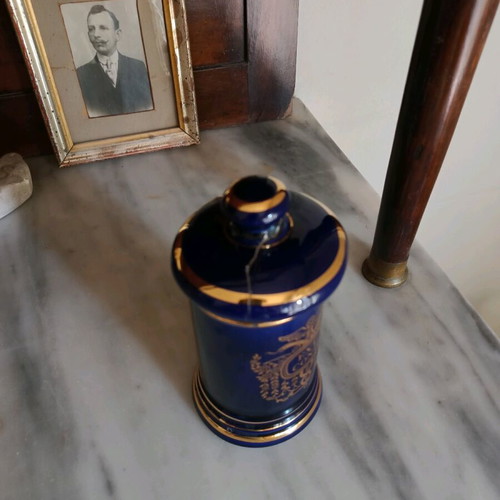Porcelain pharmacy jar used with broken lid