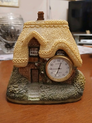 Decorative clock like new house-shaped analog tabletop