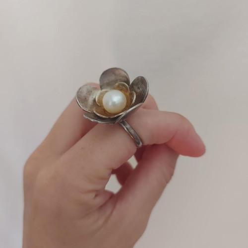 Silver ring flower with pearl used