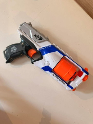 Elite Nerf Strongarm gun with 3 bullets