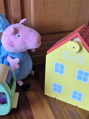 Παιχνίδια Peppa the Pig μεταχειρισμένα με τροχόσπιτο, ξύλινο σπιτάκι και τσαντάκι George