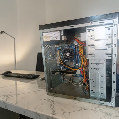 Desktop computer like new with Windows 10 and GT 710 graphics card