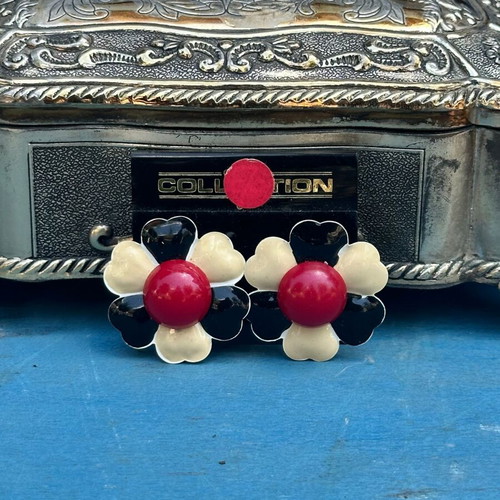 Vintage clip-on flower earrings used, black and white with red center
