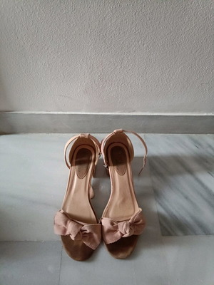 Pink suede sandals used with bows and comfortable heel