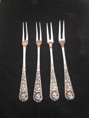 Ασημένια πιρούνια μεταχειρισμένα με σκαλιστό τριανταφυλλάκι μήκους 13 cm