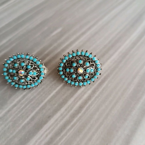 Vintage earrings with turquoise stones like new