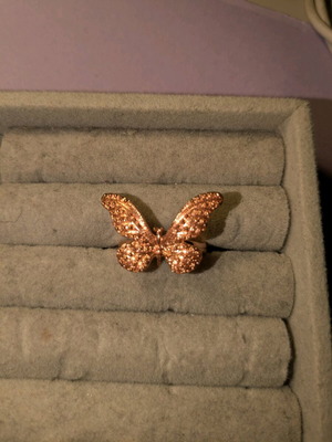 Butterfly ring pink gold like new, quite large with opening