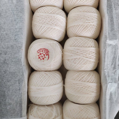 Crochet yarn like new, pack of 10 cotton balls