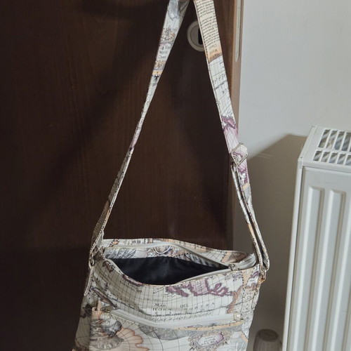 Via Vee shoulder bag like new with front pocket